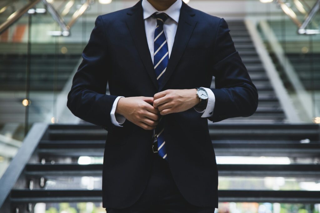 Professionista durante attivita di pianificazione aziendale