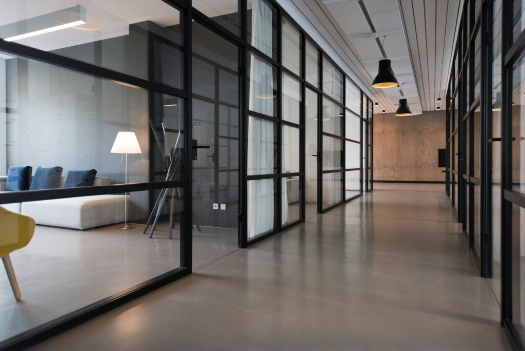 Interno di ufficio moderno per consulenza aziendale