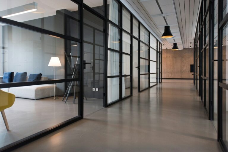 Interno di ufficio moderno per consulenza aziendale