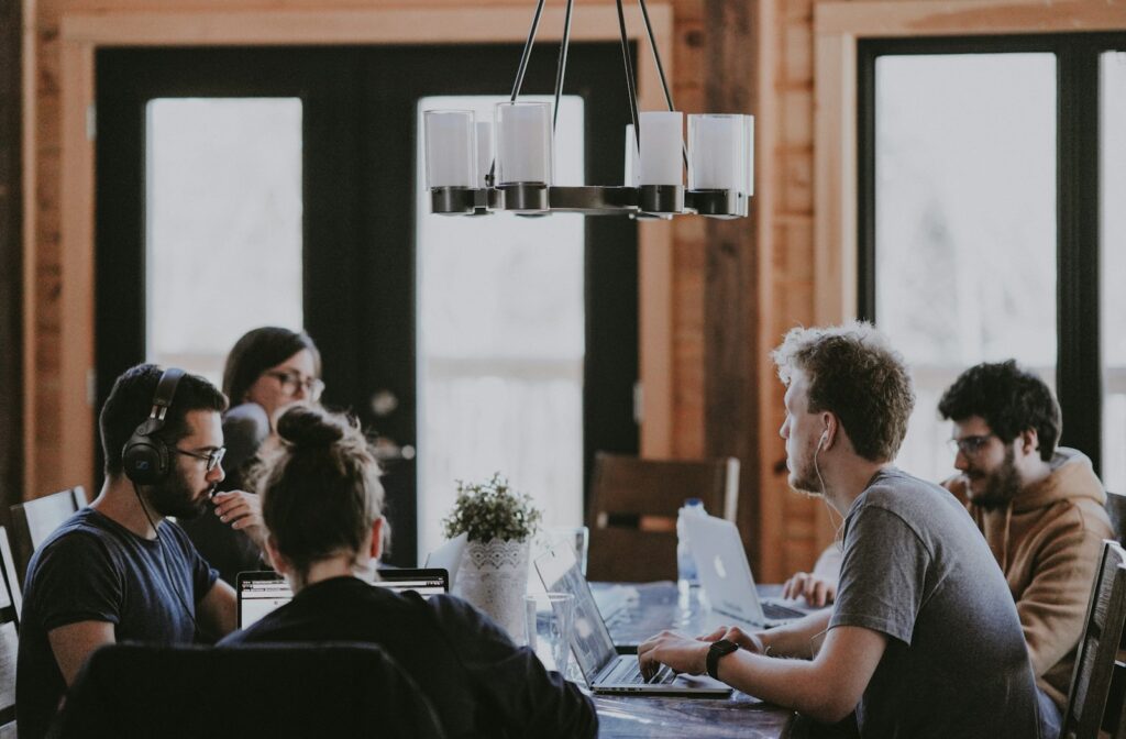 Gruppo di professionisti in ambiente ufficio